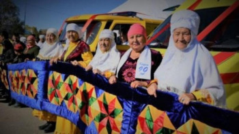 Фотография к новости: ﻿Алматы облысының шеберлері ұзындығы 90 метрге жететін көрпеше тікті