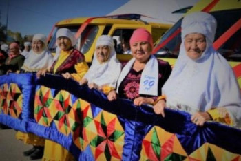 Фотография к новости: ﻿Алматы облысының шеберлері ұзындығы 90 метрге жететін көрпеше тікті