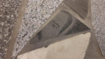 Фотография к новости: Өскемендік тұрғын еденге төселген құлпытас бөлшектерінен өзінің әкесінің суретін таныған