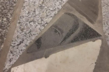 Фотография к новости: Өскемендік тұрғын еденге төселген құлпытас бөлшектерінен өзінің әкесінің суретін таныған