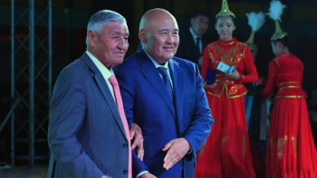 Фотография к новости: Ордабасы ауданының 55 жылдығына орай 20 отбасы баспаналы болды 