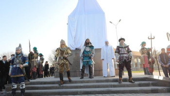 Фотография к новости: Ақтөбеде Жалаңтөс Баһадүрге арналған ескерткіш ашылды