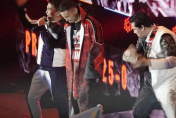 Фотография к новости: Қанат Ислам 4 раунд сынған қолмен жұдырықтасқан