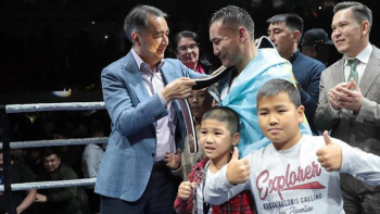 Фотография к новости: Қанат қайсар мінезін көрсете білді – Сағынтаев боксшыны жеңісімен құттықтады