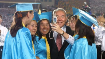 Фотография к новости: Желіде Назарбаевтың осыдан 15 жыл бұрынғы алғашқы селфиі пайда болды