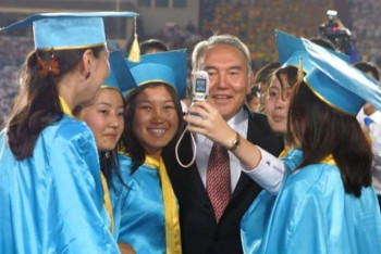 Фотография к новости: Желіде Назарбаевтың осыдан 15 жыл бұрынғы алғашқы селфиі пайда болды