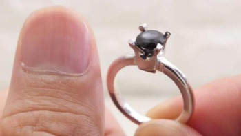 Фотография к новости: Жапониялық тырнақтан неке жүзігінің тасын жасап шығарған