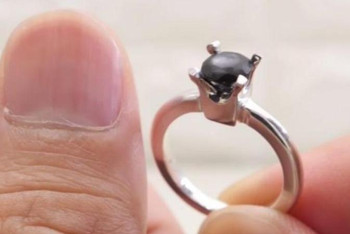 Фотография к новости: Жапониялық тырнақтан неке жүзігінің тасын жасап шығарған