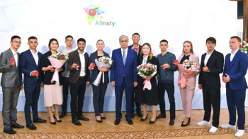 Фотография к новости: Тоқаев асыраушысы жоқ 12 балаға пәтер кілтін табыс етті