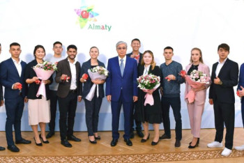 Фотография к новости: Тоқаев асыраушысы жоқ 12 балаға пәтер кілтін табыс етті