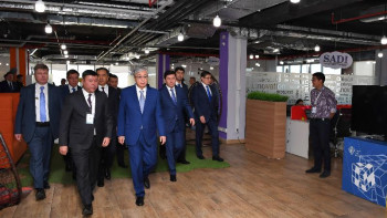 Фотография к новости: Президент инновациялық кластер орталығының жұмысымен танысты