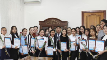 Фотография к новости: Павлодарда латын графикасында үздік диктант жазған студенттер марапатталды