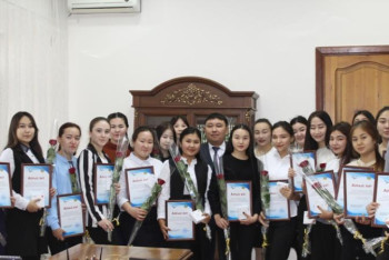 Фотография к новости: Павлодарда латын графикасында үздік диктант жазған студенттер марапатталды