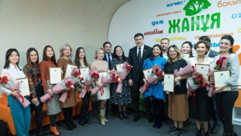 Фотография к новости: Елордада аналарды кәсіпкерлікке тегін үйреткен мамандар марапатталды
