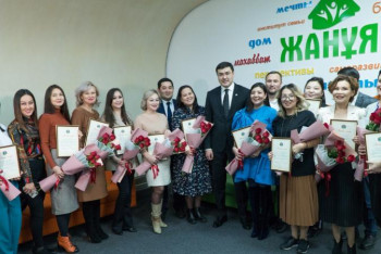 Фотография к новости: Елордада аналарды кәсіпкерлікке тегін үйреткен мамандар марапатталды