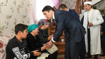 Фотография к новости: Браконьерлерді ұстау кезінде қаза тапқан инспектордың отбасына орден табысталды