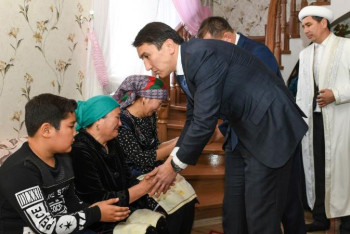 Фотография к новости: Браконьерлерді ұстау кезінде қаза тапқан инспектордың отбасына орден табысталды
