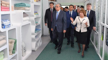 Фотография к новости: Президент елордадағы өндірістік-инновациялық компанияның жұмысымен танысты