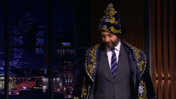 Фотография к новости: "Вечерний Ургант" бағдарламасына қатысқан Димаш жүргізушіге шапан жапты