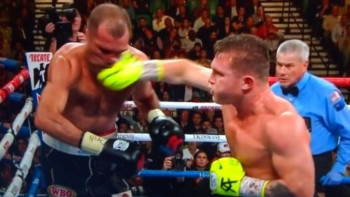 Фотография к новости: Канело ресейлік Ковалевті нокаутпен жеңді 