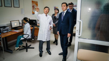 Фотография к новости: Елорда әкімі №2 қалалық аурухананың жұмысымен танысты