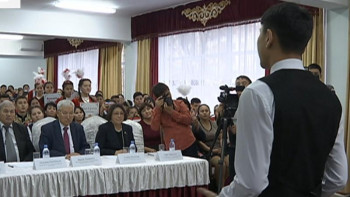 Фотография к новости: Алматыда оқушылар би-шешендердің толғауларын жатқа айтудан жарысты