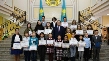 Фотография к новости: "Қазақстан әлем балаларының көзімен" сурет байқауының жеңімпаздары марапатталды