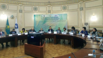 Фотография к новости: Алматыда қазақ тілінің жаңа әліпбиі талқыланып жатыр