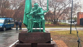 Фотография к новости: Омбыда суретші Амангелді Шәкеновке ескерткіш қойылды