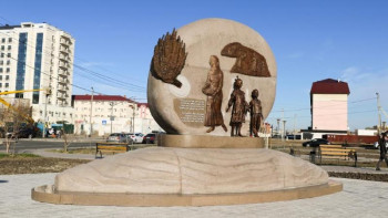 Фотография к новости: Атырауда ашаршылықтан аман алып қалған құмаршық өсімдігіне ескерткіш қойылды