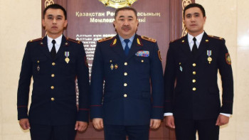 Фотография к новости: Ішкі істер министрі қызды құтқарған полицейлерді марапаттады