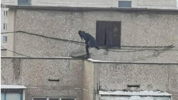 Фотография к новости: Полицейлер балконның шатырынан секіріп кетпек болған қызды құтқарып қалды 