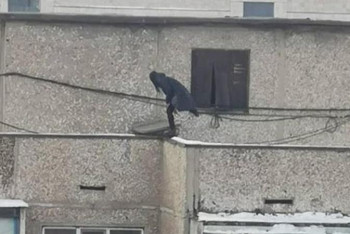 Фотография к новости: Полицейлер балконның шатырынан секіріп кетпек болған қызды құтқарып қалды 