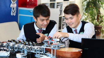 Фотография к новости: Семейлік оқушылар домбыра ойнайтын робот жасады