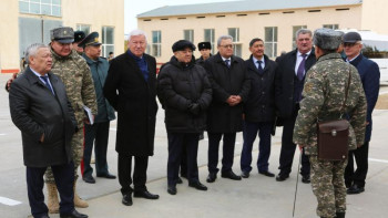 Фотография к новости: Мәжілісмендер Ақтаудағы әскери бөлімдерге барды