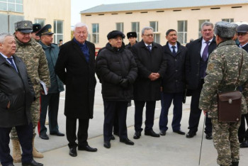 Фотография к новости: Мәжілісмендер Ақтаудағы әскери бөлімдерге барды