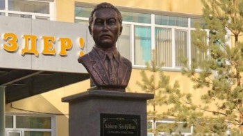 Фотография к новости: Балқашта Сәкен Сейфуллиннің мүсіні жаңартылды