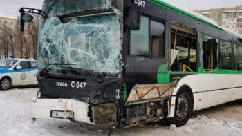 Фотография к новости: Елордада автобус пен трактор соқтығысып қалды 