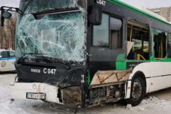 Фотография к новости: Елордада автобус пен трактор соқтығысып қалды 