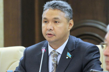 Фотография к новости: Банк картасын ұстайтындардың дені кредитке күн көріп отырғандар – Перуашев