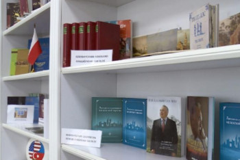 Фотография к новости: Әзербайжан кітапханасы қазақ ақын-жазушыларының жинақтарымен толықты