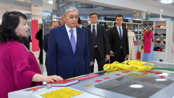 Фотография к новости: Тоқаев "Ақай" тігін шеберханасына барды