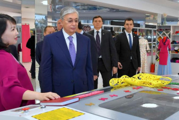 Фотография к новости: Тоқаев "Ақай" тігін шеберханасына барды