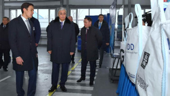 Фотография к новости: Мемлекет басшысы полипропилен бұйымдарын жасайтын кәсіпорынға барды