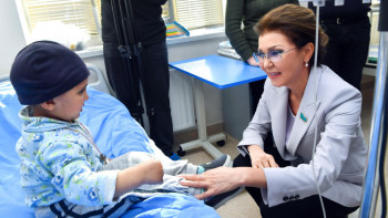 Фотография к новости: Назарбаева Еревандағы балалар онкологиясы орталығында болды