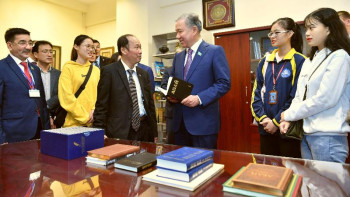 Фотография к новости: Нығматулин Ханой университетіндегі Абай орталығына барды