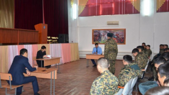 Фотография к новости: Ұялы телефонмен сөйлескен сарбаз екі күнге қамалды