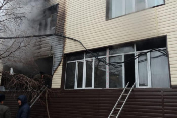 Фотография к новости: Сабақ кезінде мектеп өртеніп, 640 адам эвакуацияланды
