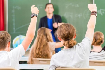 Фотография к новости: Ақтөбе ұстаздары ата-аналардан оқушының қалтасын тексеруге рұқсат сұрады ﻿