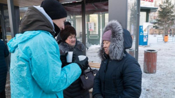 Фотография к новости: Елордада еріктілер тұрғындарға ыстық шай таратты